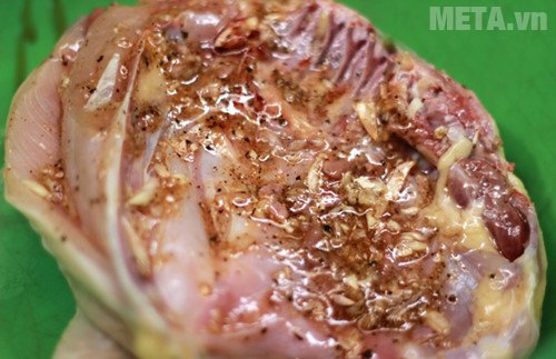 Tẩm ướp gia vị vào mặt trong của gà