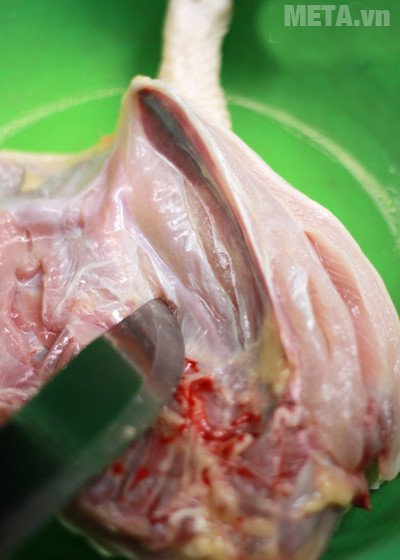 Chuẩn bị nửa con gà và rửa sạch để ráo nước 